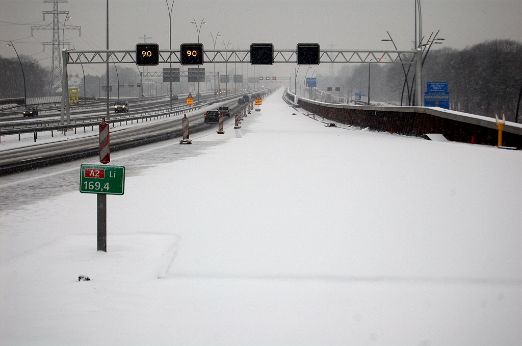 20100214-165949.bmp - Nee, traptrede nog net zichtbaar onder het sneeuwdek. Voor ZOAB hebben we de zegen van Erwin Kroll nodig.  week 201005 