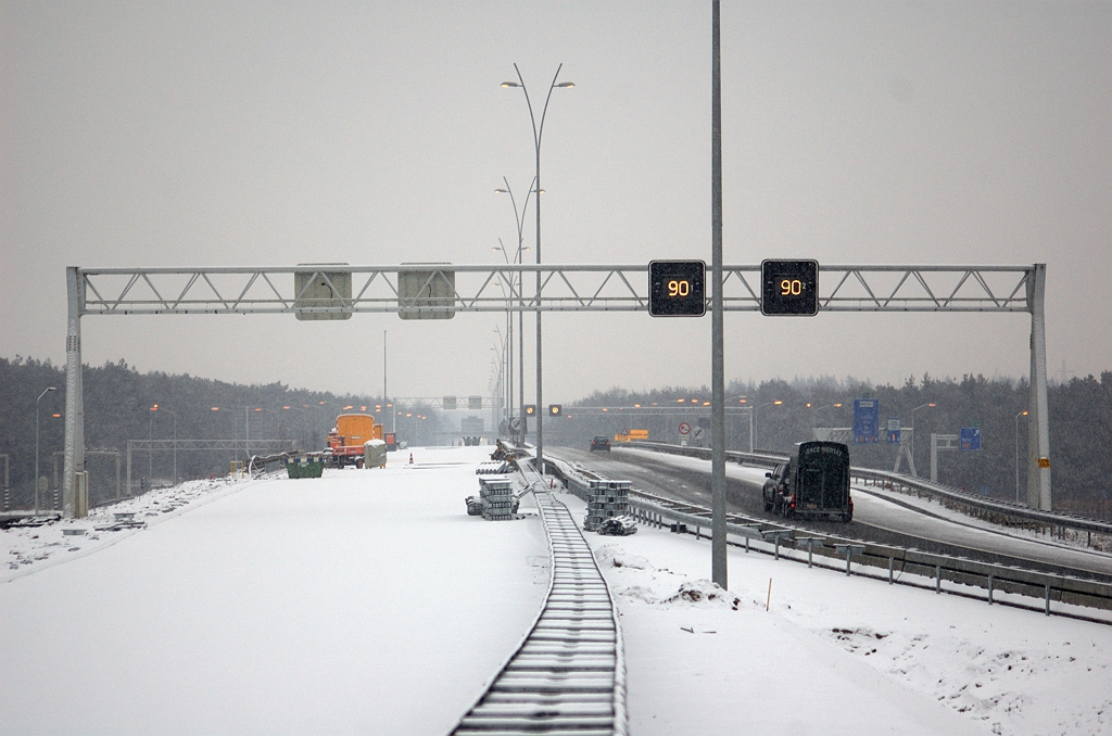 20100214-170359.bmp - Zakdoek weer opgeborgen en terug naar de vooruitgang. Voornaamste showstopper voor het openstellen van kp. Leenderheide in de definitieve configuratie is de A67 rijbaan vanuit de richting Venlo. Op de te renoveren viaducten is verhoogde activiteit te bespeuren in de vorm van een schaftkeet en enkele aggregaten.  week 201005 