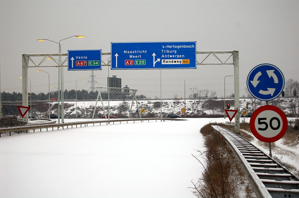 20100214-174646.bmp - Zakdoek gereed... hier zijn weer een drietal aangelichte borden vervangen door nieuw spul, maar een nieuw portaal werd niet nodig geacht.  week 200930 