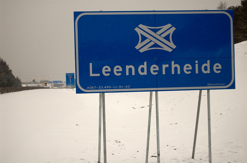 20100214-175541.bmp - Alle nieuwe borden langs de Leenderweg hebben de A67 in het bordnummer. Het kilometergetal 23,49 is op al die borden hetzelfde. Het is ongeveer de plek waar de A67 in het geometrische middelpunt van het knooppunt passeert. De letters "Kr" zeggen ons niets. In het nummer daarachter lijkt geen logica te zitten. We vinden in staduitwaartse richting achtereenvolgens 10, 43, 11, 33 en 34.