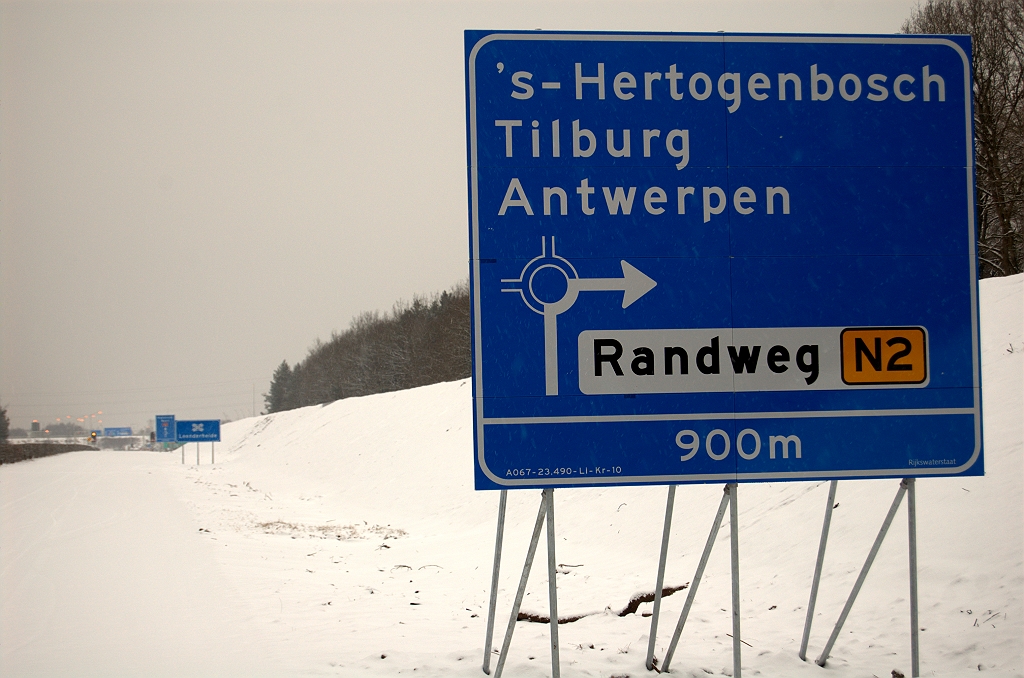 20100214-175750.bmp - Forse lettergrootte voor een 70 km/u weg, maar we menen ons te herinneren dat de oude borden in volle autosnelweg kapitaalhoogte waren uitgevoerd.