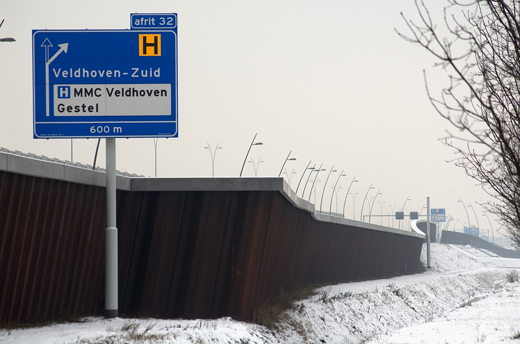 20100215-120134.bmp - Gefaseerde vervanging van de bewegwijzering in de aansluiting Veldhoven-zuid vanuit noordelijke richting. Eerste mastbord nog onaangeroerd...  week 200933 