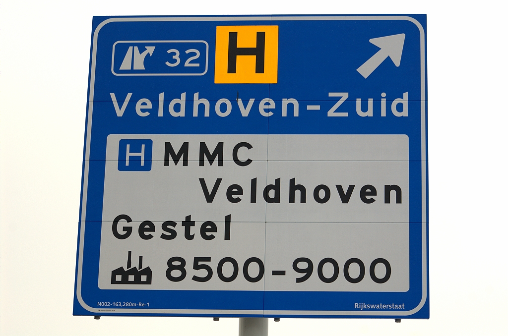 20100215-120747.bmp - Uiteraard de "standaardwijziging", het nieuwe afritsymbooltje dat bovendien niet meer op een ruitertje staat. Opvallender is dat het bord is versmald, zodat het doel MMC Veldhoven moest worden afgebroken. Het Veldhovense bedrijventerrein "de Run" was al van de eerste generatie nieuwe borden verdwenen, maar de Eindhovense bedrijvennummers zijn nieuw op dit bord. Bordenfreaks zullen nog opmerken dat het ziekenhuissymbooltje een wat dunnere "H" heeft dan zijn voorganger, en dat het bordnummer in een ander lettertype is uitgevoerd.  week 200841 