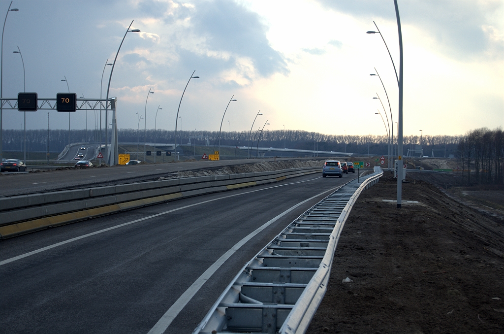 20100220-171704.bmp - Voor wie zich afvroeg of het winterweer tot substantiele vertragingen in de reconstructie van de Randweg Eindhoven heeft geleid: de nieuwe fasering voor verkeer Nijmegen-Breda in kp. Batadorp is opengesteld. Dat had volgens de oorspronkelijke planning in week 6 moeten gebeuren. We zijn dus 1 weekje over tijd.  week 201006 