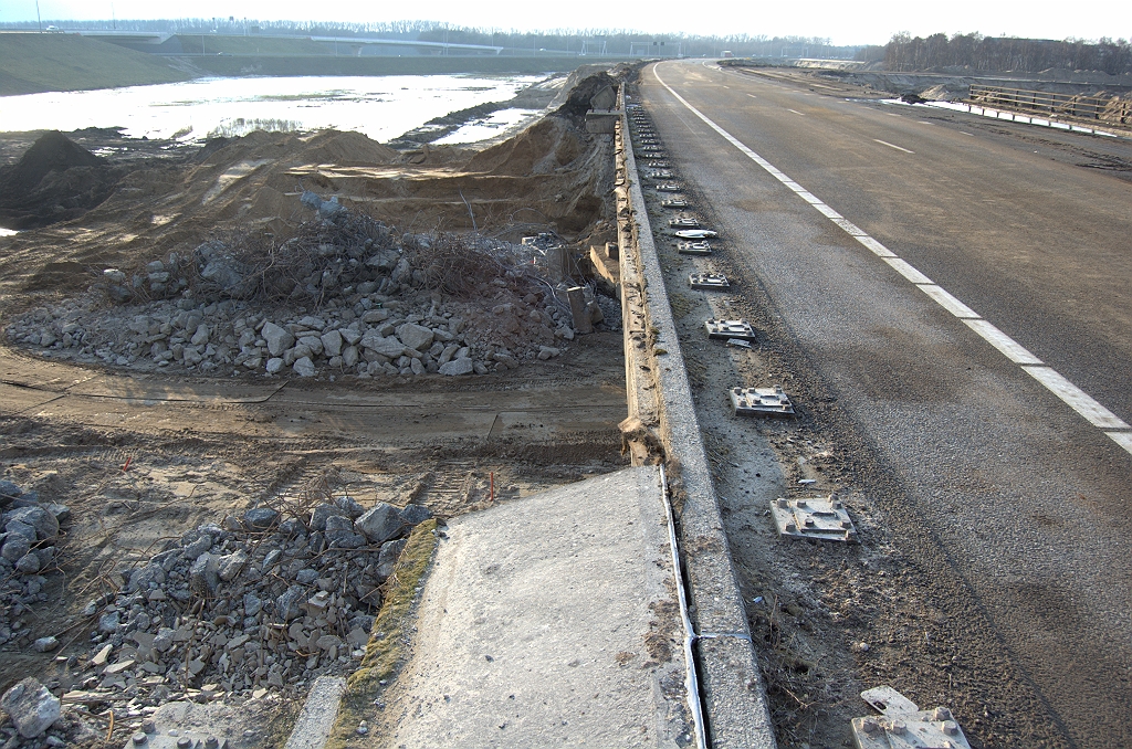 20100220-172943.bmp - Nog 60 graden verder draaien en we kijken weer naar de oude verbindingsweg Nijmegen-Breda, nu naar het westen. Oude viaduct kan nu volledig worden gesloopt en de nieuwe verbindingsweg worden aangelegd. Bleef de oude weg op niveau 1 tussen KW 3 (spoorviaduct) en de brug over het Beatrixkanaal, de nieuwe maakt een dalbeweging.  week 201006 