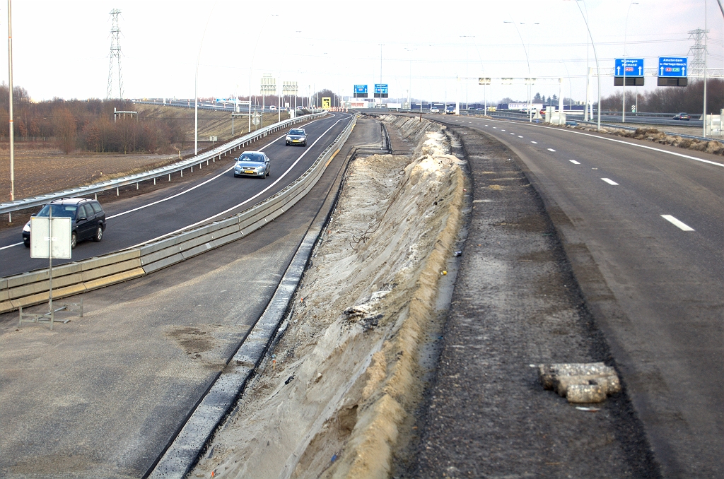 20100220-173122.bmp - Barrier lijkt eenvoudigweg te zijn verplaatst vanaf de  oude A58 rijbaan.  week 201006 