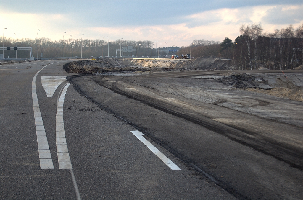 20100220-175757.bmp - Voormalige uitvoeger naar de 270 graden boog, die er in afgeslankte vorm nog steeds ligt, vast voor werkverkeerdoeleinden.