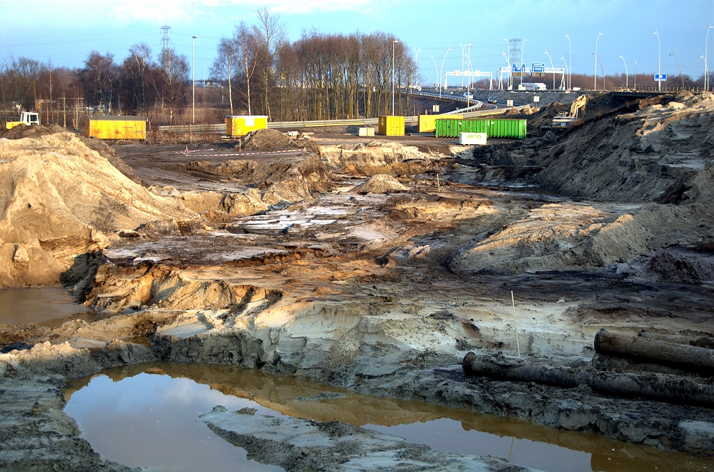 20100220-175944.bmp - Chaotisch ogende grondwerken in de kern van de deeltjesversneller. Misschien dat archeologen er nog onderzoek mogen doen?