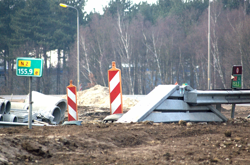 20100220-181222.bmp - N2 hectometrering is voortgezet langs de oude boog. Daartoe zijn ook een aantal A2 exemplaren weggedraaid van de rijbaan.