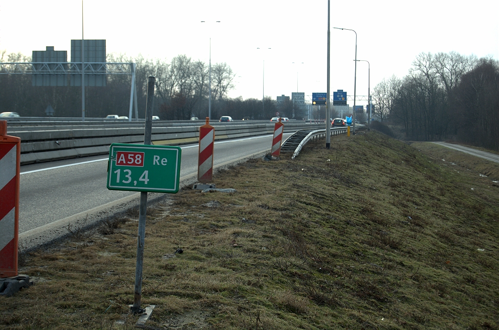 20100220-182322.bmp - Na enkele honderden meters zonder hectometerbordjes neemt de A58 het weer over, nog voor we er daadwerkelijk op invoegen.