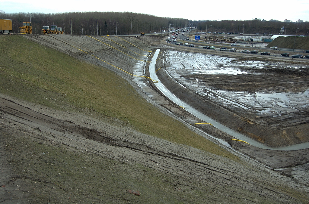 20100221-150641.bmp - Talud naar KW 43 op niveau 2 ziet er afgewerkt uit. Ook bermsloten gegraven waarin de tijdelijke afwateringsslangen kunnen lozen.