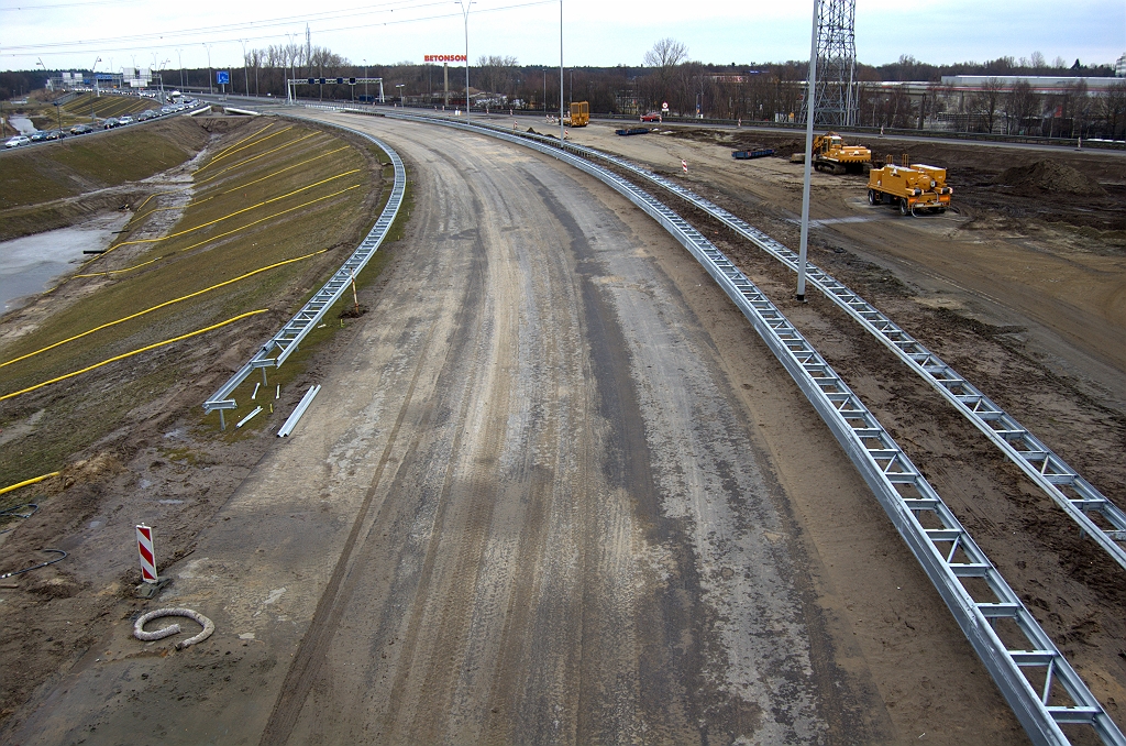 20100221-150746.bmp - In de A50 hoofdrijbanen is men ondertussen verdergegaan met het installeren van geleiderail. Voor de motorrijders is er aan de linkerzijde van de rijbaan uit de richting Nijmegen voorzien in onderdoorglijbeveiliging.  week 201005 