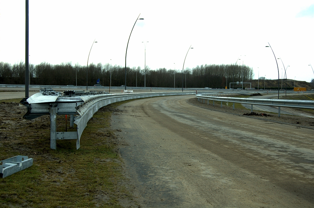 20100221-151635.bmp - En het houdt maar niet op met de motorfietsplaten zoals in de verbindingsweg Helmond-Ekkersrijt...