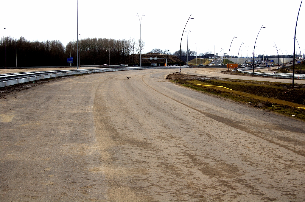 20100221-152036.bmp - ...aan het westelijk uiteinde zijn in ieder geval al een paar honderd meter rails voorzien van schotten. Het lijkt erop dat men hier wat royaler is voor de motorrijders dan in het andere project. In de negentig graden bocht in de A2 in kp. de Hogt bijvoorbeeld, die niet flauwer is dan deze, ontbreken de beveiligingen.  week 200947 