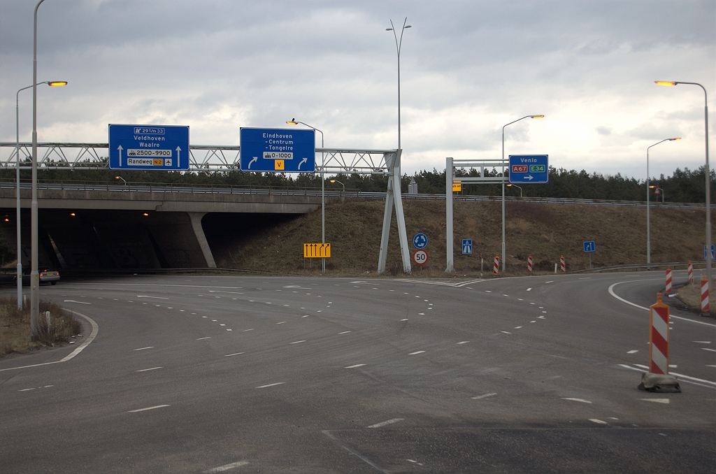 20100221-164502.bmp - Een drietal nieuwe borden in de rotonde, alle weer op de bestaande portalen/masten aangebracht. Slechts twee pijlen op het linker bord, terwijl er daar drie rijstroken onderdoor gaan. Het oude bord (nog net zichtbaar op  deze foto ) had wel drie pijlen.