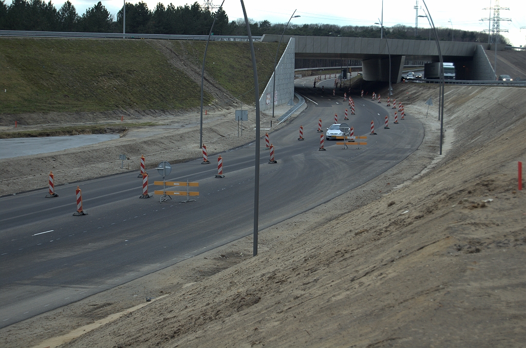 20100221-171753.bmp - Markeringsploeg heeft ook nog wat te doen in het einde van de parallelrijbaan bij de rotonde.  week 201005 