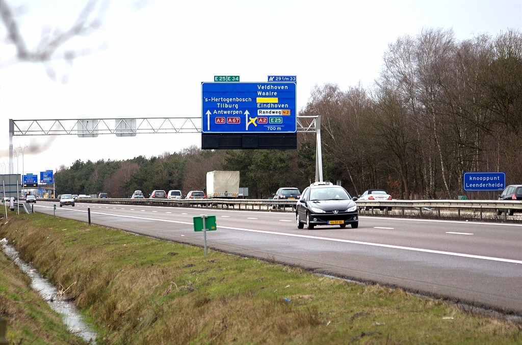 20100227-151400.bmp - 1 vooraankondiging en 1 beslisbord wordt voldoende geacht voor de keuze hoofd/parallelrijbaan. Oude knooppuntbord nog te vervangen.  week 201005 