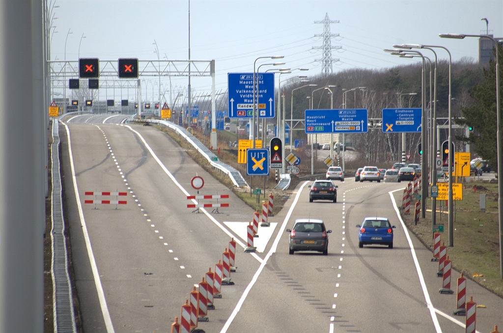 20100227-153917.bmp - ...zoals de voltooide A67 rijbaan naar de zuidas (linksboven) en een boel nieuwe borden in de afrit naar de rotonde. Het nieuwe mastbord is misschien wat ongelukkig geplaatst omdat het ook prominent zichtbaar is vanaf de doorgaande A67.