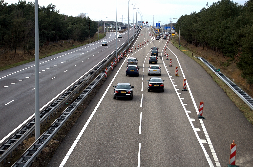 20100227-154300.bmp - Oud mastbord verwijderd langs de afrit naar de rotonde Leenderheide. Beslissing moet dus voor het viaduct genomen zijn om al dan niet het korte uitvoegstrookje naar de N2 te nemen. In de verte een aantal wijzigingen...  week 201006 