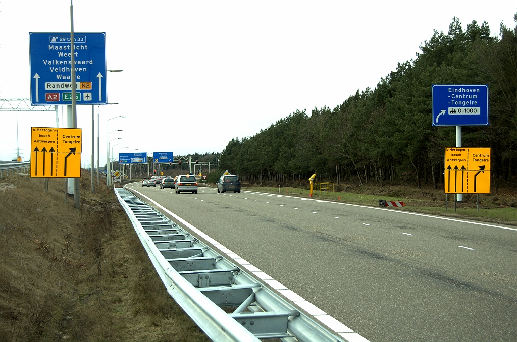 20100227-162929.bmp - Nog te vervangen oude lichtmasten bemoeilijken het zicht op het nieuwe mastbord. Het zal geen showstopper zijn voor de openstelling.