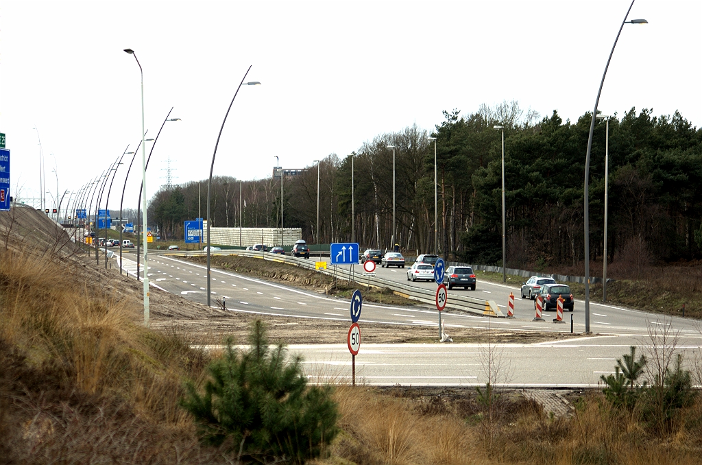 20100227-164312.bmp - Definitieve ligging van de parallelrijbaan tussen de rotonde Leenderheide en KW 32 (Roostenlaan) ziet er rijklaar uit. Wellicht wordt die dus ook bij de heropenstelling van kp. Leenderheide op 2 maart in gebruik genomen.  week 200953 