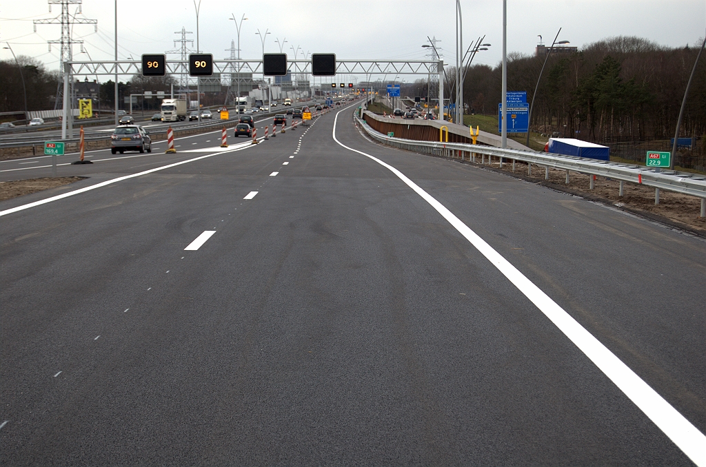 20100227-165825.bmp - Bijna onzichtbare overgang tussen het nieuwe ZOAB en de A2. Hectometerbordjes geplaatst met op deze plek A2 en A67 exemplaren gebroederlijk aan weerszijden van de rijbaan.  week 201007 