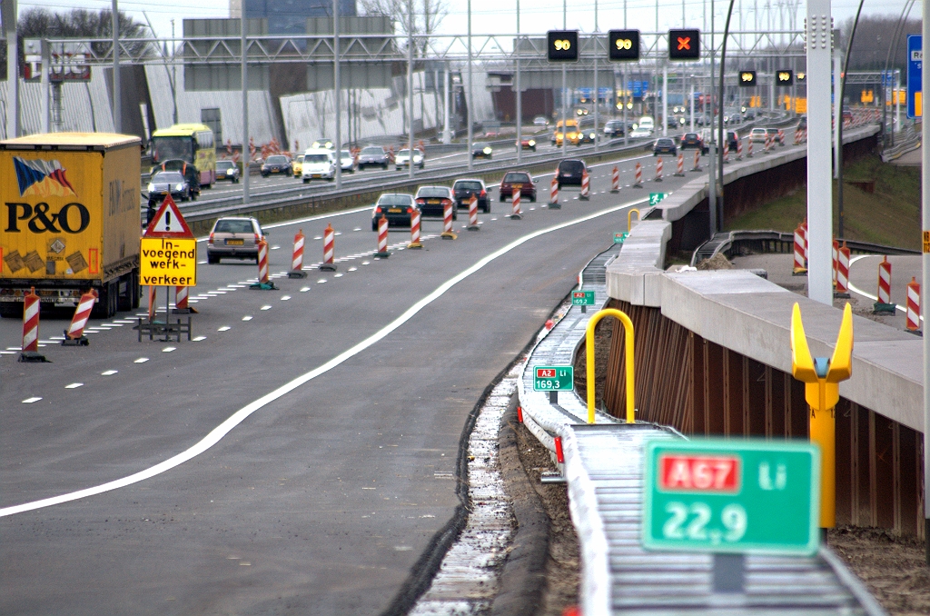 20100227-165958.bmp - De A67 rijbaan in westelijke richting eindigt nu dus bij km 22,9. In het knooppunt de Hogt gaat-ie weer verder bij ongeveer km 19.