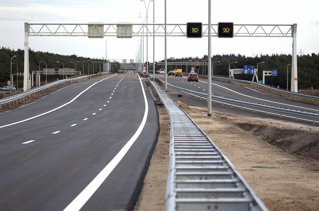 20100227-170301.bmp - Men heeft het karwei volbracht, ondanks de vele regen deze week. Dubbellaags ZOAB op de A67 rijbaan tussen de oude viaducten en de samenkomst met de A2 (achter onze rug). Inclusief thermoplast markering, waarvan het aanbrengen eveneens geen regen tolereert. Door die markering valt het nu op dat de rijbaan eerst nog een dipje maakt alvorens weer te stijgen op het Leender bultje (standpunt).  week 201007 