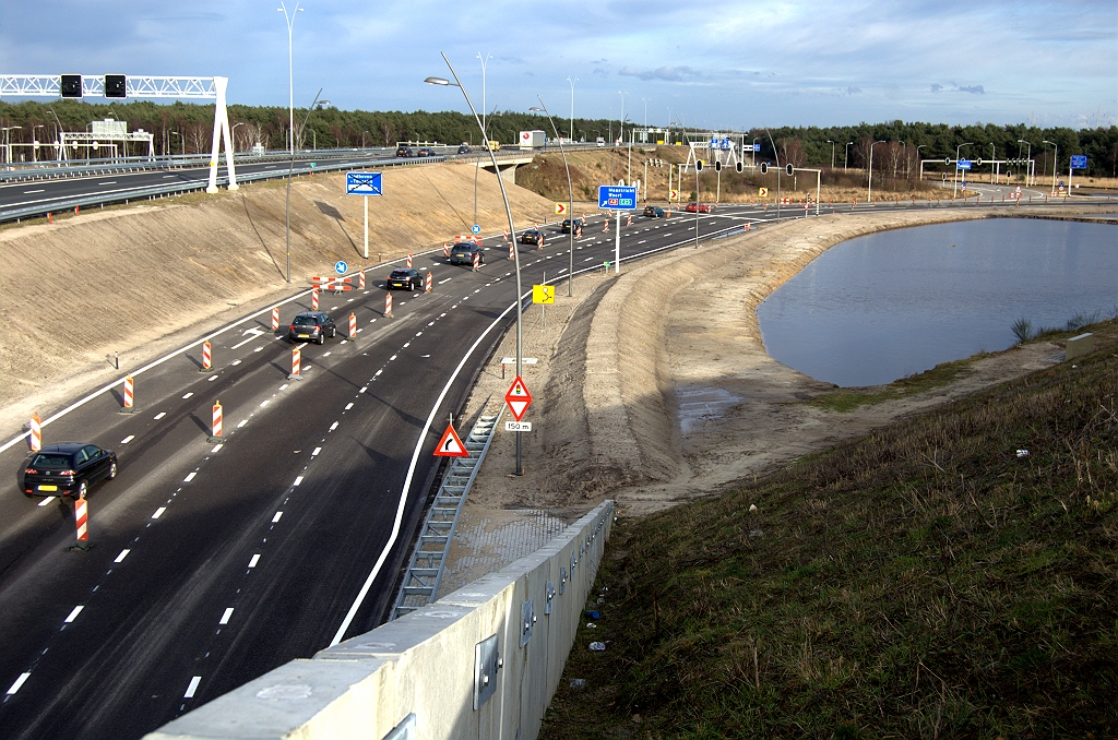 20100227-172608.bmp - Markering bijna gereed op de opstelstroken naar de rotonde. Slechts enkele pijlen ontbreken nog op het wegdek.