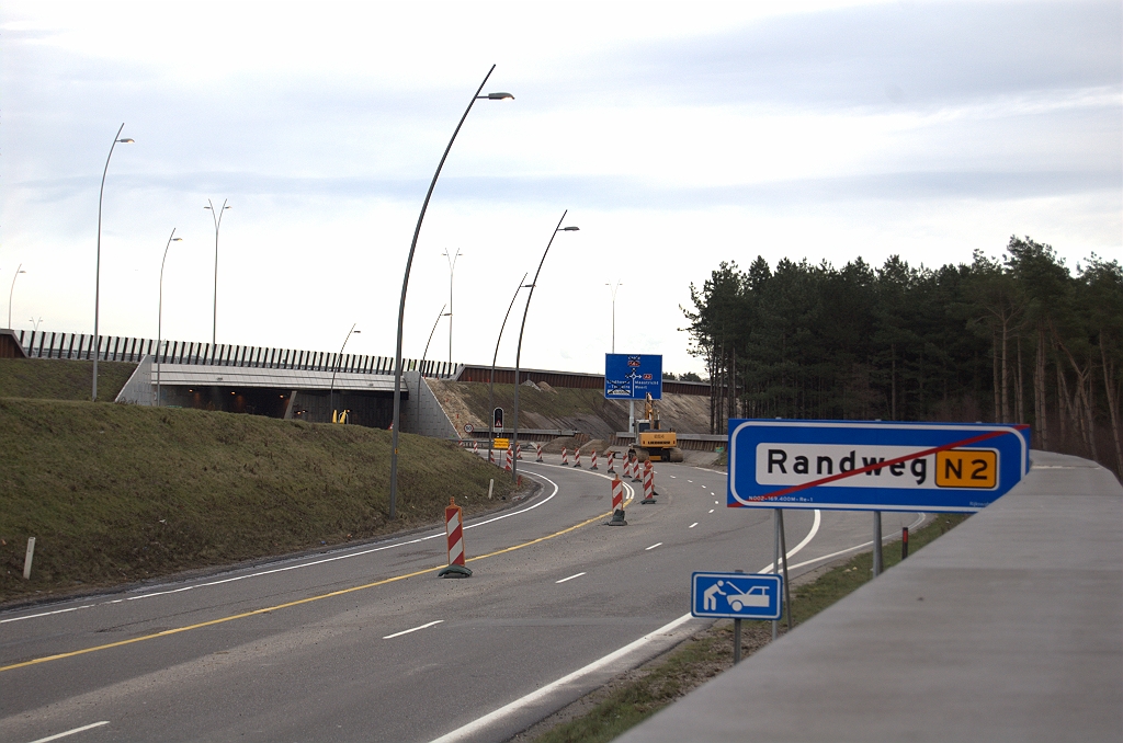 20100227-174521.bmp - Wegnummertechnisch mag de N2 dan nog doorlopen tot en met de rotonde Leenderheide, wegwijzertechnisch eindigt hij al een halve kilometer eerder.