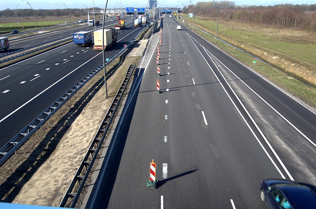 20100303-121021.bmp - Rijstrook 1 van de parallelrijbaan viel voorheen af naar de A67 in de richting Antwerpen. Nu is daar met geleidebakens een "echte" uitvoeger geimproviseerd.