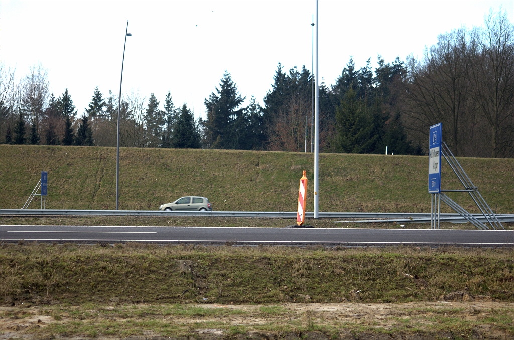 20100304-110258.bmp - Aansluitingen in de Randweg  Eindhoven  N2 liggen dicht bij elkaar. Zo staat het  1200 meter bord van de aansluiting Airport  (rechts) reeds in de aansluiting Centrum. Aan de overkant vinden we nu nog zo'n vooraankondigingsbordje...
