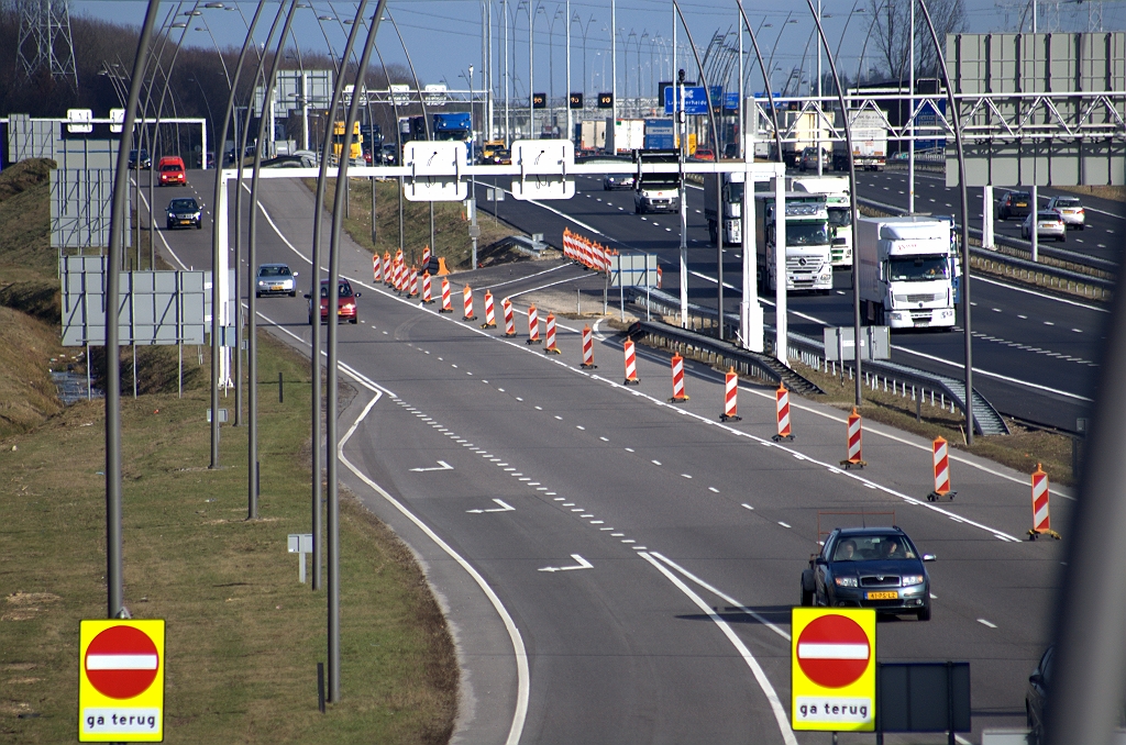 20100304-163718.bmp - De versmalling van het parallelrijbaanwegvak van kp. Leenderheide tot aan het (nu afgesloten) oversteekje is er al sinds de openstelling van de hoofdrijbaan in noordelijke richting op 1 november 2009. Overigens zien we nu wel een doorgetrokken streep tussen het oversteekje en de afrit high tech campus. Bij openstelling van het oversteekje was die er nog niet.  week 200944 