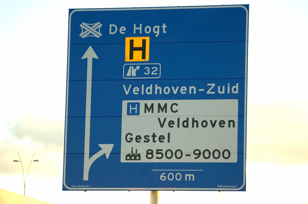 20100304-184400.bmp - "Andere richtingen" opnieuw vervallen, in vergelijking met het  oude 300 meter bord . Zelfs de Randweg N2 is niet in de plaats gekomen voor de Randweg Eindhoven. In plaats daarvan enkel kp. de Hogt boven de pijl.