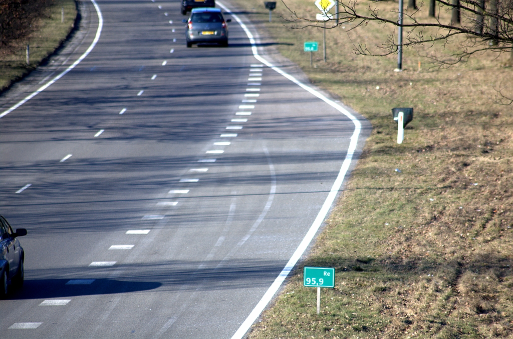 20100306-164419.bmp - De bestaande wegnummerloze hectometerbordjes met A50 kilometrering hebben gezelschap gekregen van nieuwe exemplaren.