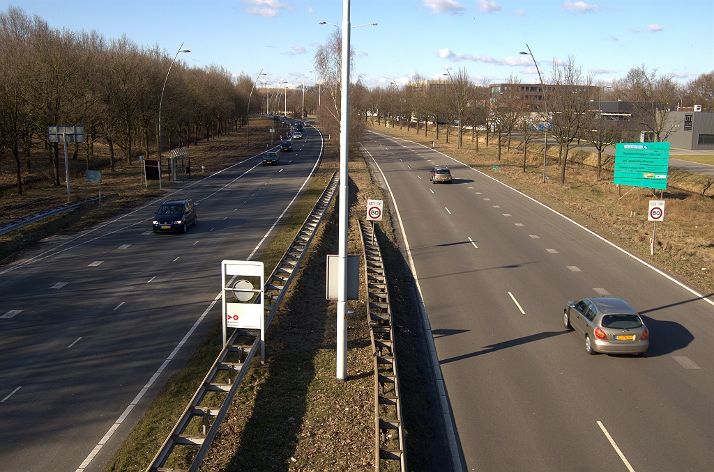 20100306-164631.bmp - Verlengde Kennedylaan buiten de kom wordt dus in feite af- en toerit naar de A50. Hij krijgt dan ook de typerende lichtmasten.  week 200943 