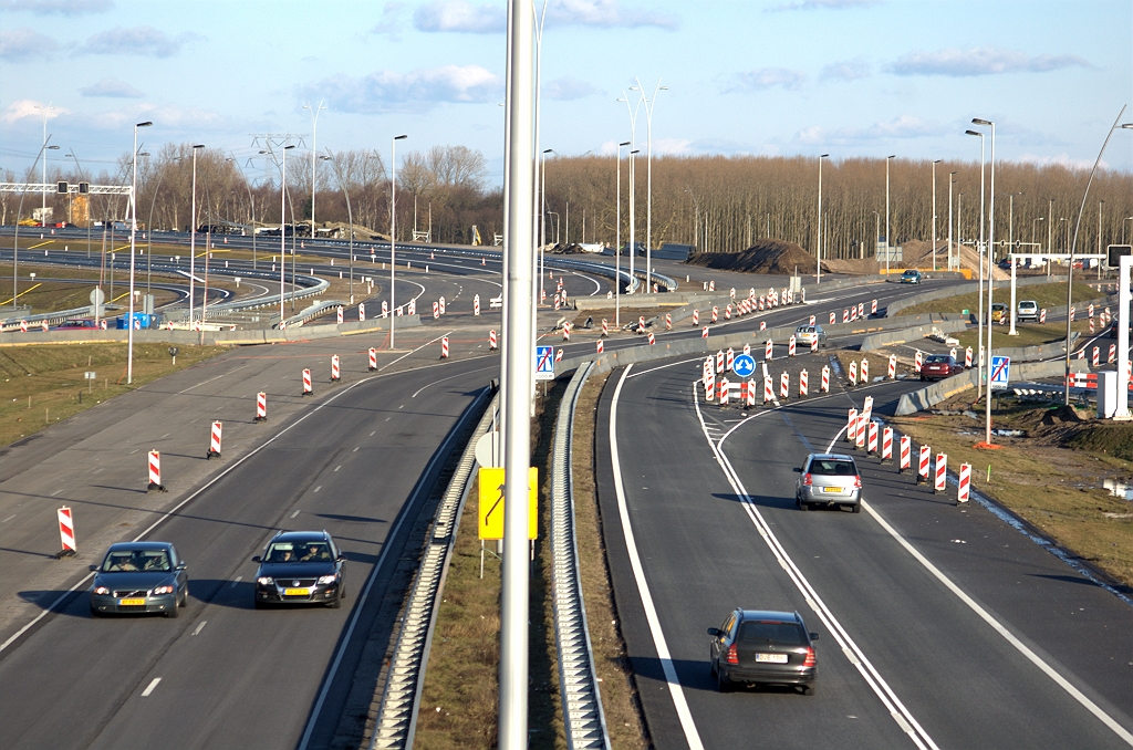 20100306-175415.bmp - Aankomst van de A50 op het "oude" A58 trace, een dag eerder. ZOAB lijkt dit weekend niet te worden doorgetrokken tot aan het viaduct Huizingalaan, ondanks de volledige afsluiting van de noordelijke A58 rijbaan tot kp. Ekkersweijer. Men heeft immers markering aangebracht op het laatste non-ZOAB stukje van de nieuwe 90 graden bocht. Links net te zien dat er nog een hectometerbordje (met A50 erop) is afgedekt.  week 201006 