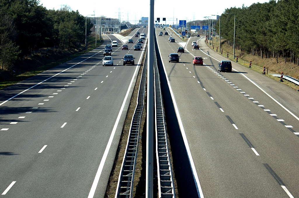 20100307-144913.bmp - Na 18 weken afsluiting is het weer mogelijk om vanuit de richting Venlo op de A67 op de viaducten over de rotonde te rijden.  week 201008 