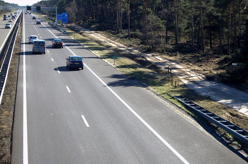 20100307-152402.bmp - Blik vooruit naar een vervolgproject, de verbreding van de A2 rijbaan tussen kp. Leenderheide en de aansluiting Valkenswaard naar drie rijstroken. Er lijkt al een schuchter begin te zijn gemaakt met het kappen van bomen. Of is het regulier onderhoud? Het project bevindt zich immers nog in de OTB fase.  week 200923 