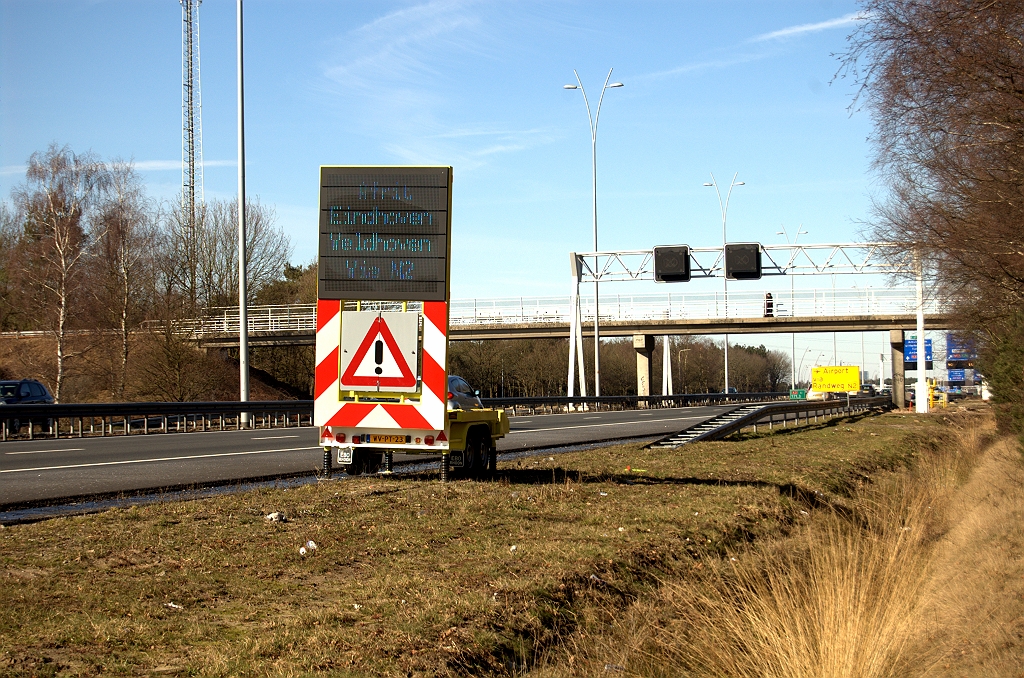 20100307-154030.bmp - Tenslotte de aanrijroute vanuit het zuiden. Mislukte foto van een tekstkar die langs de A2 vanuit de richting Maastricht is geplaatst voor het keuzemoment hoofd/parallelrijbaan. "Afrit Eindhoven Veldhoven Via N2" staat er op.