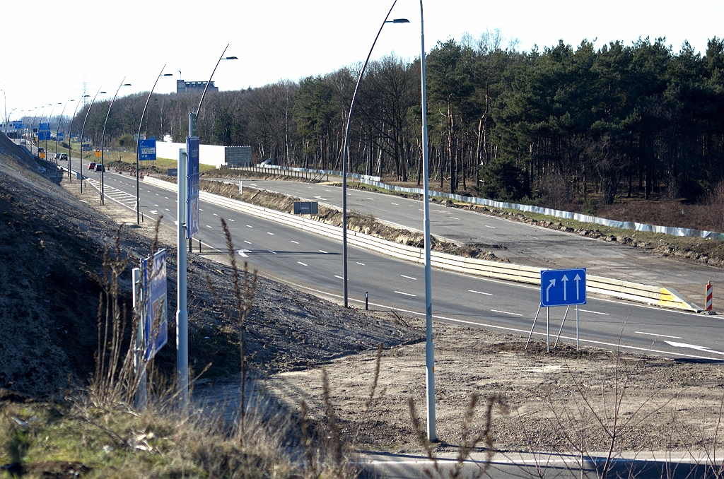 20100307-161400.bmp - Ook in gebruik genomen: het definitieve parallelbaantrace tussen de rotonde en KW 32 (Roostenlaan). De fasering rechts met malle knik aan het einde kan worden gesloopt.  week 201008 