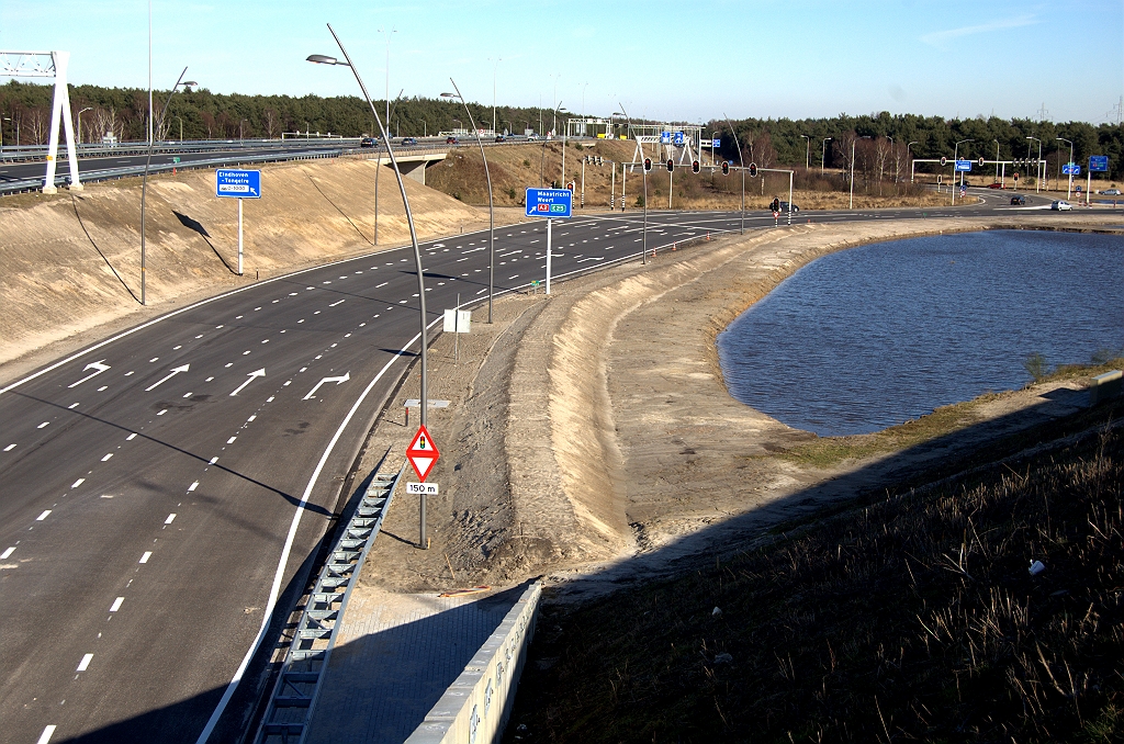 20100307-164235.bmp - Alle opstelvakken ingetekend en opengesteld. De rotonde is dus op volledige capaciteit, maar de parallelrijbaan ernaartoe blijft nog even afgeknepen en de oversteek naar de hoofdrijbaan intact. Misschien een gewenningsstrategie?  week 201008 