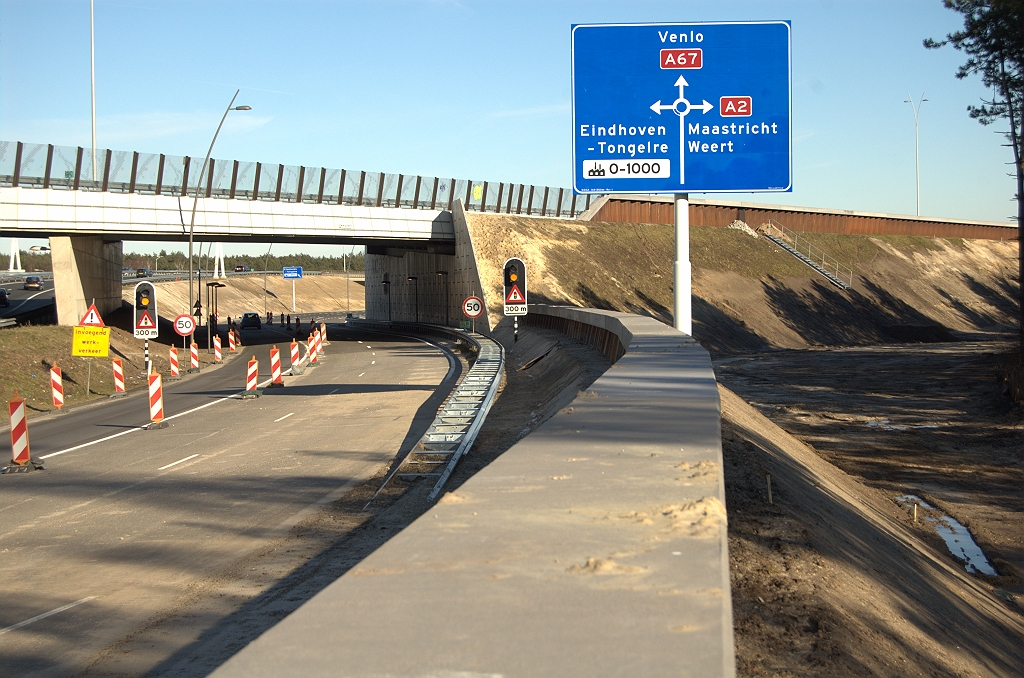 20100307-165356.bmp - Van het nieuwe bord bij KW 33 zijn nochthans de afdekkingen verwijderd. De rotonde is dus weer volledig in verkeer. Geluidsschermpje voltooid.  week 201008 