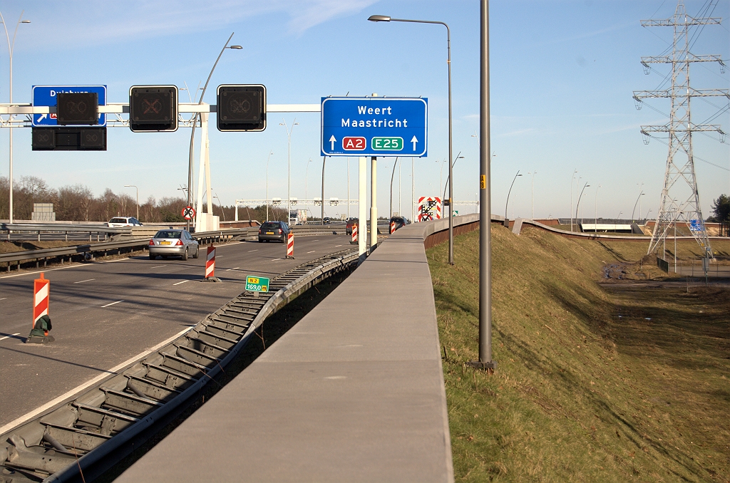 20100307-170658.bmp - En ongewijzigd beeld op de parallelrijbaan tussen de aansluiting Waalre en kp. Leenderheide. Ook het tijdelijk mastbordje staat er nog.