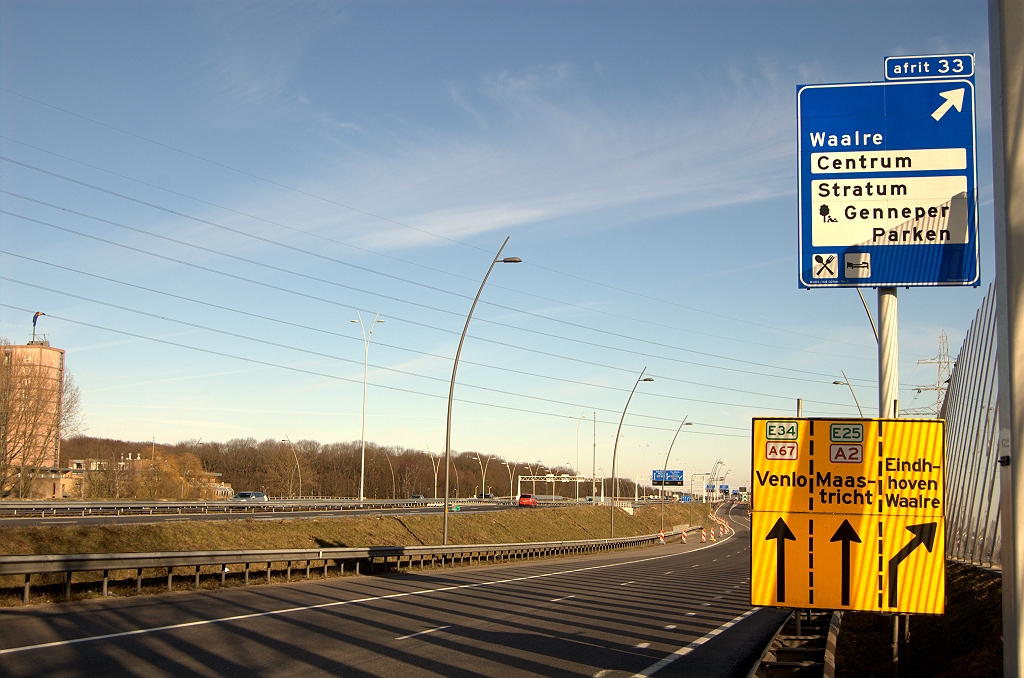 20100307-171922.bmp - Op naar het vernieuwde knooppunt Leenderheide. Bij de aansluiting Waalre staan de gele borden er echter nog steeds.