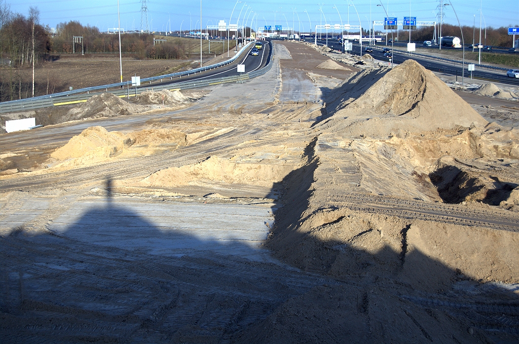 20100307-183650.bmp - Op de plek waar het viaduct lag is ook al een stukje aangelegd van het nieuwe talud waar de verbindingsweg Nijmegen-Breda op komt te liggen. De weg zakt dus inderdaad flink ten opzichte van de oude situatie.