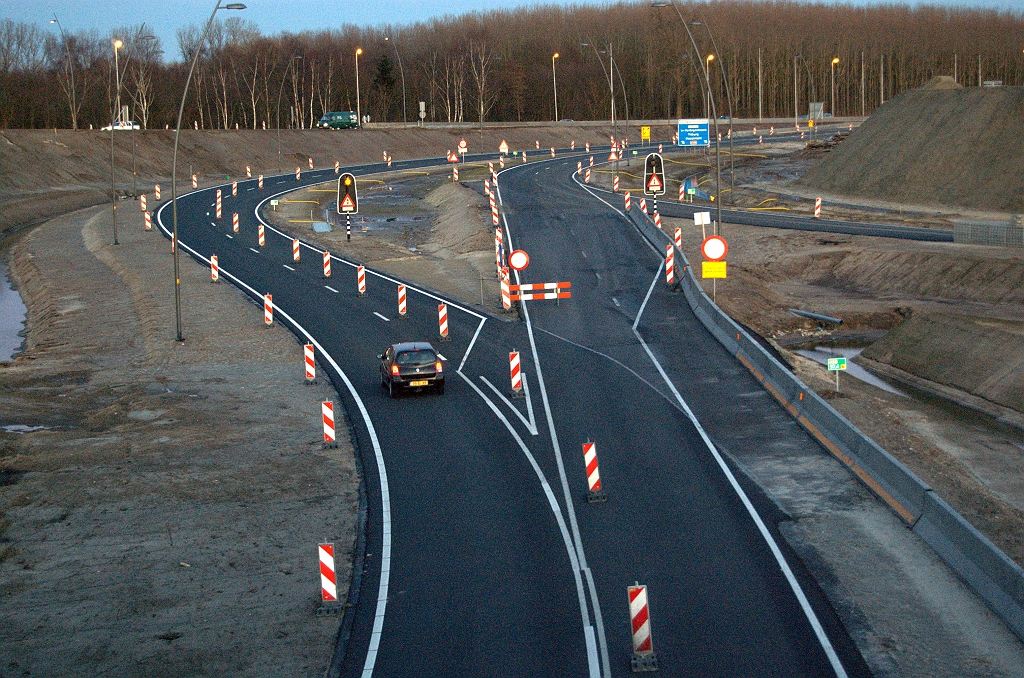 20100307-194713.bmp - Verlaten fasering waar tot vandaag het verkeer Nijmegen-Breda op reed. De verbindingsweg Nijmegen-Helmond is thans inderdaad enkel voor die verkeersstroom.  week 200950 