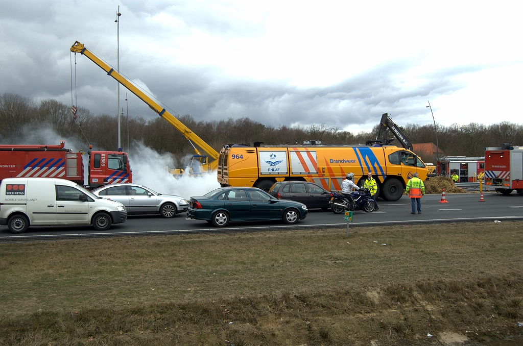 20100313-154112.bmp - Soms wordt ook het verkeer op die resterende twee rijstroken stilgezet door verkeersregelaars, als een hulpdienstvoertuig moet manoevreren naar een plek tussen de andere.