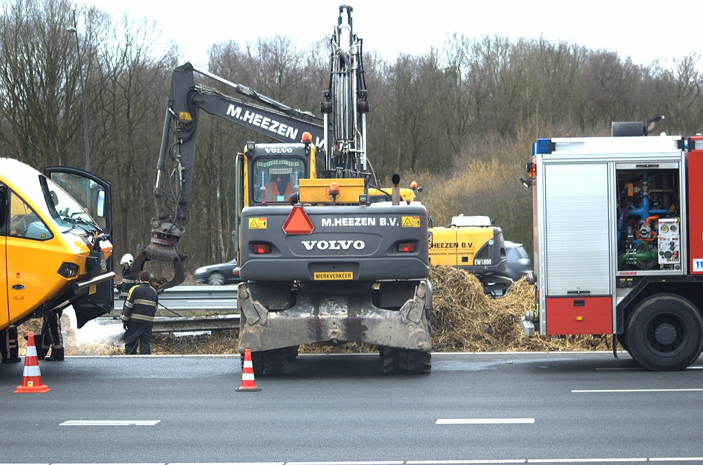 20100313-155329.bmp - In dit geval was dat dit voertuig dat helpt om stro af te voeren.