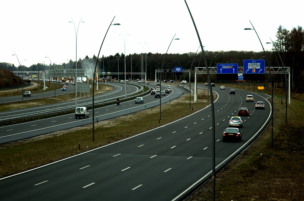 20100313-160603.bmp - Verlaten oostelijke A2 hoofdrijbaan (tweede van links) in de aansluiting Airport. Geen afsluiting voor werkzaamheden, maar een incident waarvan de rookontwikkeling in de verte een getuige is.